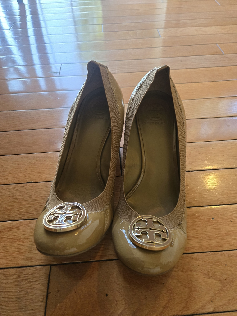 Tory Burch Tan Patent Round-Toe Pumps with Gold Logo